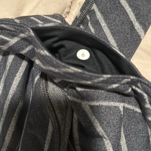 Lululemon abstract pattern legging - Picture 4 of 4